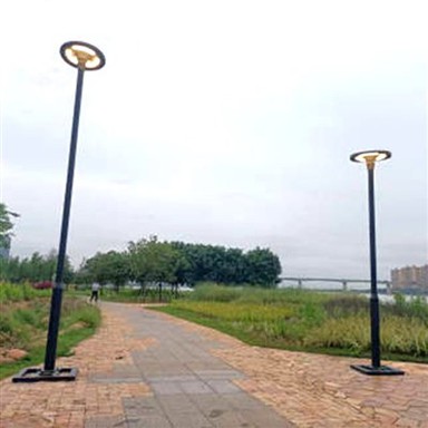 Kerek napelemes utcai lámpa