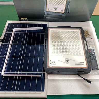 Napenergiával működő mozgófény biztonsági kamerával